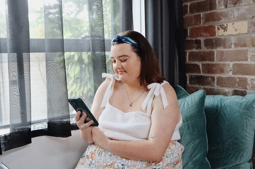 young person accessing an online cancer support group on Canteen Connect through their phone
